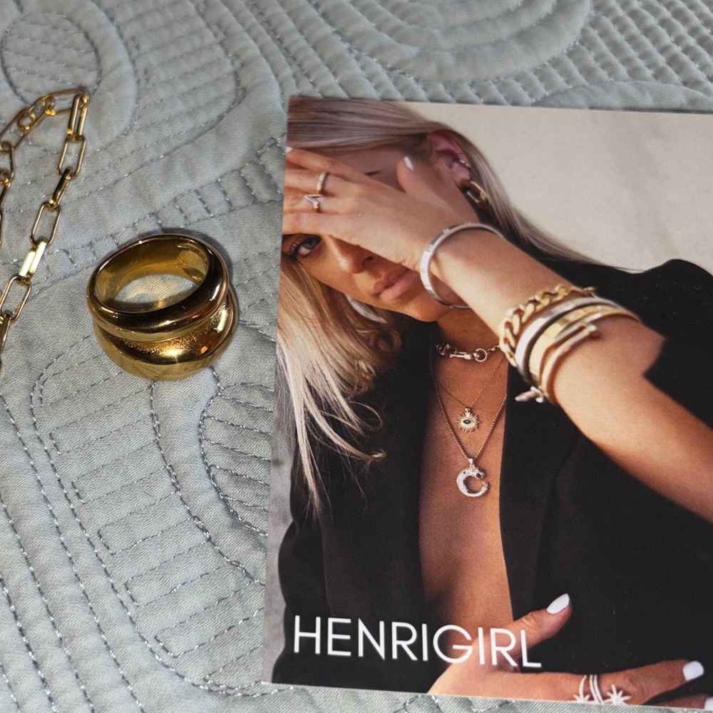 •• 🆕 ON TREND Chic Gold Women's Ring Sz 8
Tarnish Free/Hypoallergenic/Waterproof